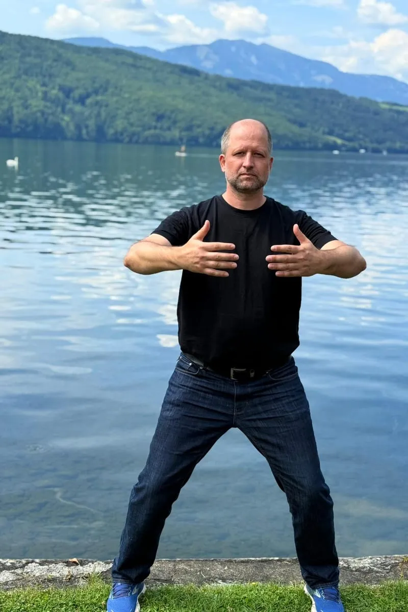 Christian Weidl in Reiterstellung am See — Qi Gong in der freien Natur
